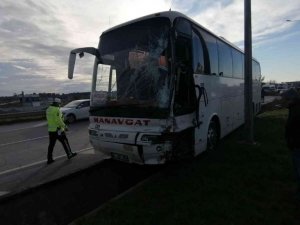 Kontrolden çıkan otobüs tahliye su kanalında askıda kaldı