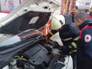 Oto yangını ihbarı itfaiyeyi harekete geçirdi