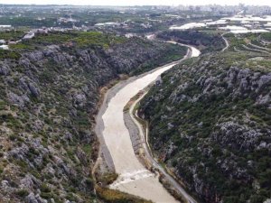 Yağışlar umut verdi, yazın kuruyan Alata Deresi denizle buluştu