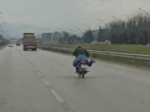 Bursa’da trafiği tehlikeye sokan motosikletliye ceza yağdı