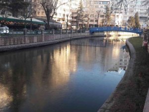 Porsuk’un üzeri buz tabakasıyla kaplandı