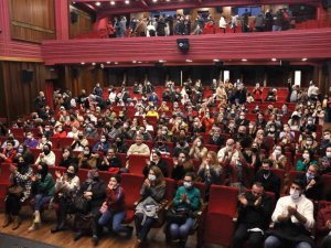 Atıklar tiyatro biletine dönüştü