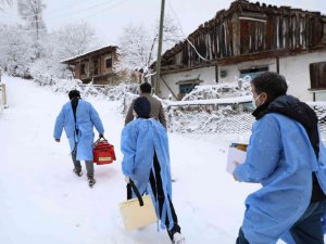 Kar ve tipi onlara engel olmadı, aşı ekipleri dondurucu soğukta görevde