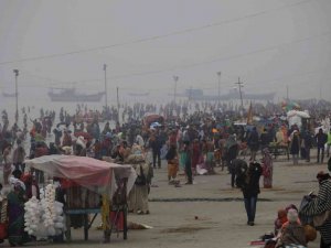 Binlerce Hindu Covid-19’a rağmen Ganj Nehri’ne girdi