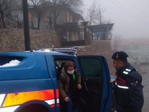 Yoğun kar yağışında mağdur olan vatandaşa jandarma desteği