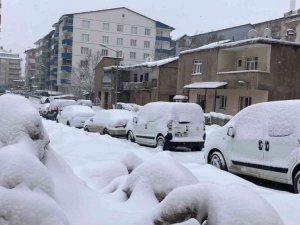 Tatvan’da kar kalınlığı 4 metreyi buldu