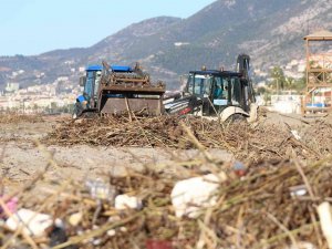 Şiddetli yağış ve fırtınanın ardından Alanya sahilleri atıklarla doldu