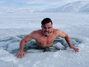 Çılgın fenomen buz tutan Van Gölü’ne daldı, hipotermi tehlikesi geçirdi