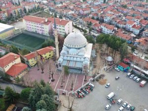 Isparta Gülistan Camii avlusu 3 boyutlu taşlarla rengarenk görünüme kavuştu