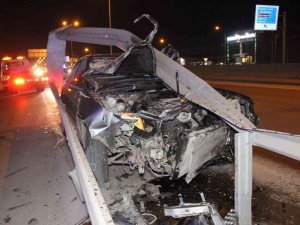 Kaza yaptı, kullanılamaz hale gelen otomobilden burnu bile kanamadan kurtuldu