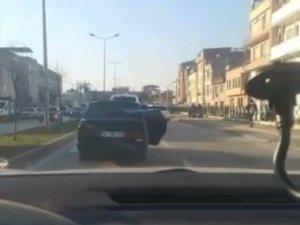 Bursa’da trafikte bantlı şekilde kapısı açık otomobili görenler gözlerine inanamadı