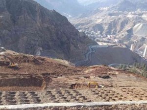 Baraj nedeniyle sular altında kalacak ilçede vatandaşlara mezarlarını taşımaları için anonslarla çağrıda bulunuluyor