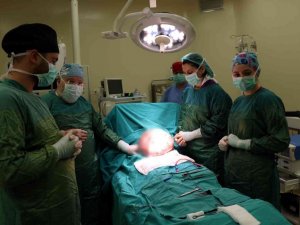 Genç kadının karnından 11 kiloya yakın kitle çıktı