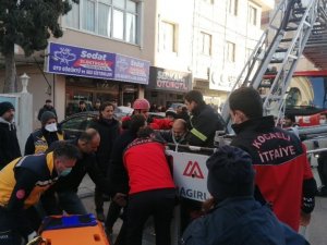 5 katlı binanın çatısından düştü