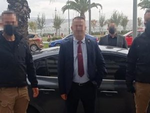 Sahte tuğgeneral ve yüzbaşı, 5 kişiyi dolandırmak üzereyken yakalandı