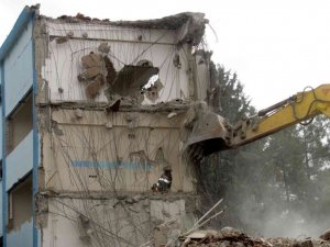 Çürük raporu bulunan hükümet konağının yıkımı tamamlandı