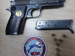 Motosikletli polis timleri ruhsatsız tabanca ele geçirdi