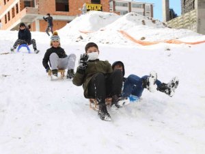 Kastamonu’da yoğun kar yağışı kent merkezini beyaza bürüdü