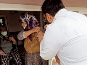 Edirne’de sağlık ekipleri ev ev dolaşarak vatandaşları Covid-19’a karşı aşılıyor