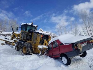 Greyder ve arkasındaki araç şarampole kaydı