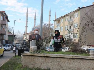 Edirne’de şaşırtan görüntü, cadde ortasındaki mezarlar dikkat çekiyor