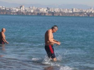 Antalya’da Ocak ayı ortasında deniz keyfi