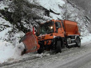 Artvin’de kar yağışı nedeniyle Hopa-Borçka karayolunda trafiğe kapandı