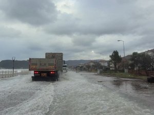 Dalgaların vurduğu sahil yolu su altında kaldı