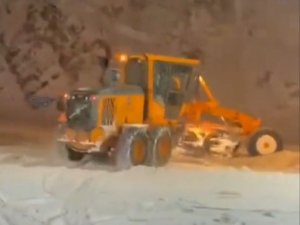 Van’da yoğun kar yağışı nedeniyle Kurubaş Geçidi ulaşıma kapatıldı