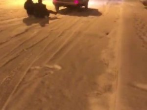 Kar yağışını halay çekerek kutladılar