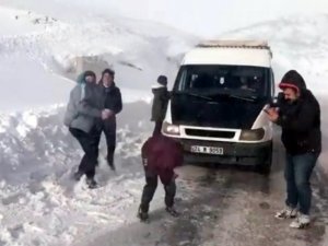 Türk halk müziği sanatçısı Erzincan’ın kar keyfi