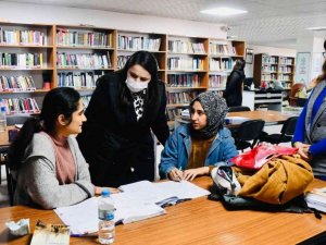 Kaymakam Demir, kütüphanede incelemelerde bulundu