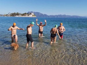 Datça Kış Yüzme Maratonu’na yüzerek davet ettiler