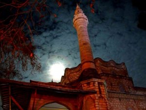 Ay ve bulutlar kartpostallık görüntüler oluşturdu