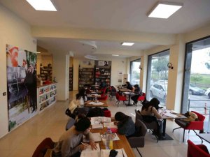 Efeler’in gençleri kitap kafelere akın ediyor