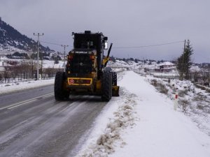 Seydikemer’de karla kaplı yollar ulaşıma açıldı