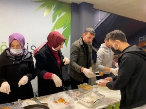 Üniversite öğrencilerine sınav haftasında ev yapımı ikram