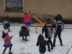 Jandarma ekipleri çocukların kar heyecanına ortak oldu