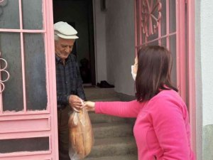 Başkan Tekin sokağa çıkamayan vatandaşların ayağına kadar ihtiyaçlarını götürdü