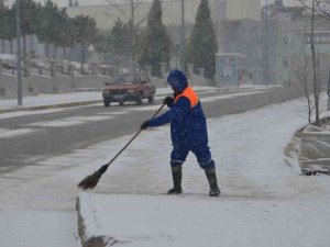 Gediz Belediyesi ekipleri karla mücadele için sahada