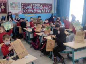 Ormancılardan öğrencilere karne hediyesi ‘Fidan’