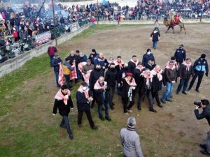 Sultanhisar’da 180 pehlivan deve güreş tuttu