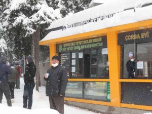 Şahinbey’de sokaktaki vatandaşlara sıcak çorba