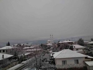 Köyceğiz’de vatandaşlar kar sürprizi ile uyandı