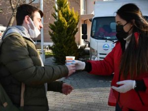 Söke Belediyesi buz gibi havada öğrencilerin içini ısıttı.