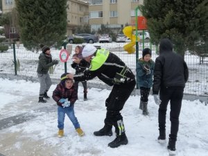 Muğla’da trafik ekipleri çocuklarla kartopu oynadı