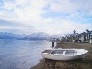 Deniz ve beyaz örtünün manzarası mest etti