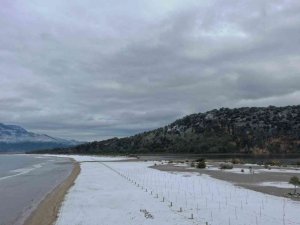 Dünyaca ünlü plaj beyaza büründü