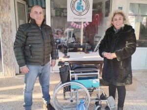 Mavi kapaklar tekerlekli sandalyeye dönüştü