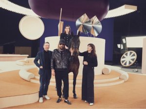 Grace Kelly’nin torunu Charlotte Casiraghi, podyuma at sırtında çıktı